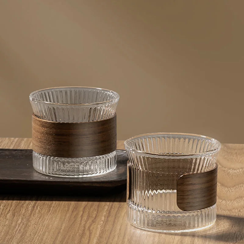 Glas med valnötsdetalj