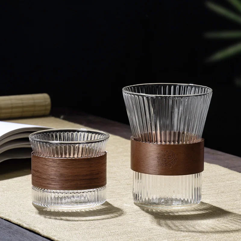 Glas med valnötsdetalj