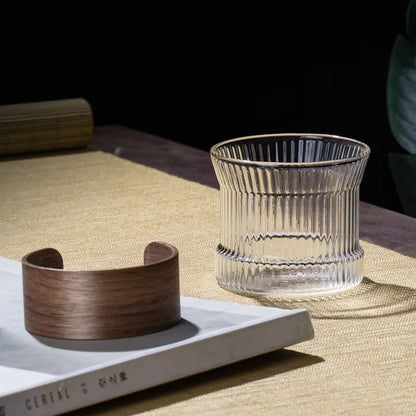 Glas med valnötsdetalj