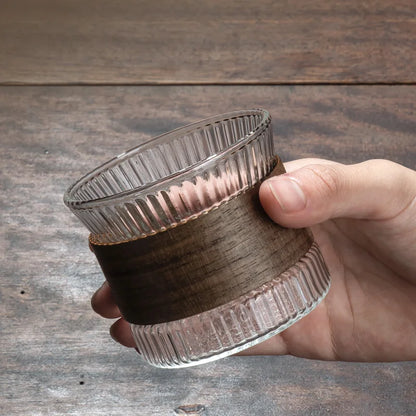 Glas med valnötsdetalj