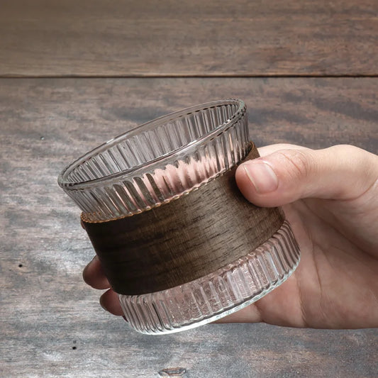 Glas med valnötsdetalj