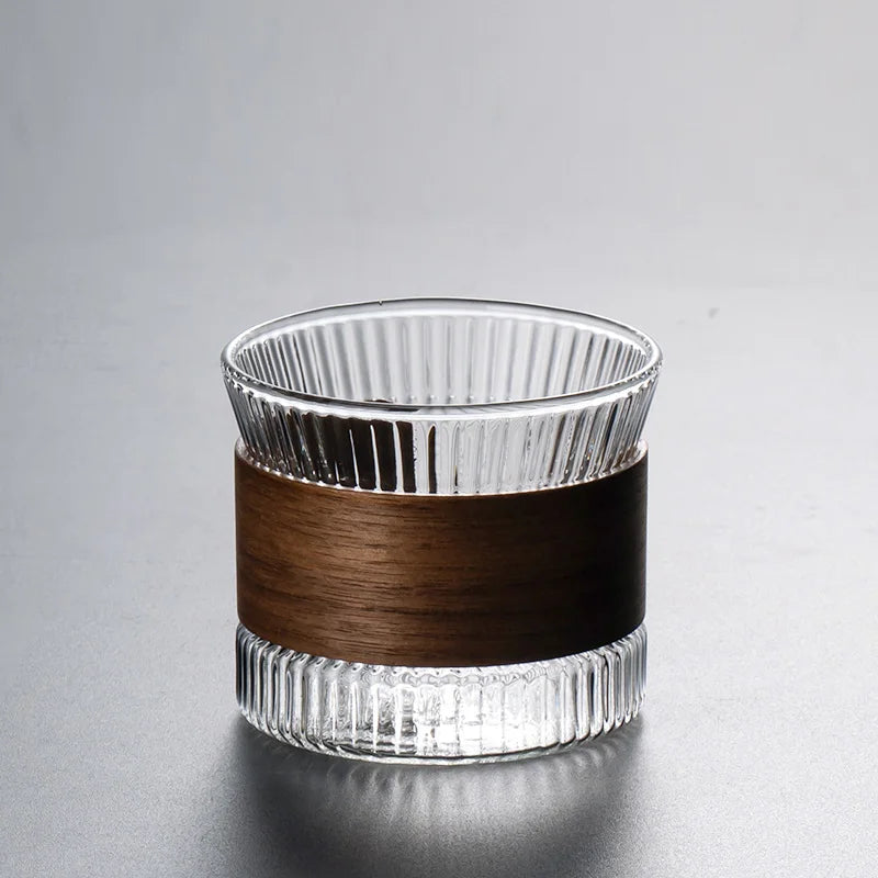 Glas med valnötsdetalj