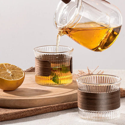 Glas med valnötsdetalj